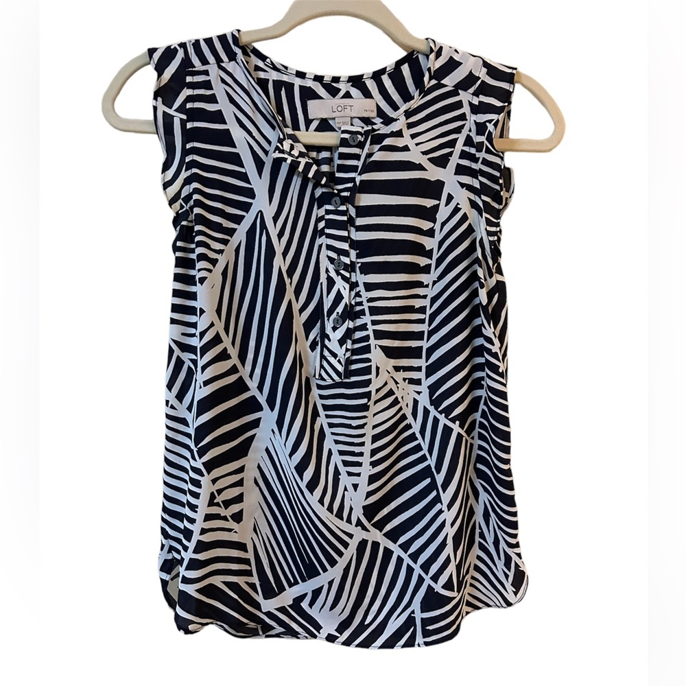 🔴3/$18 Loft Sleeveless Blouse buttons, ruffle sleeve, navy white print XS